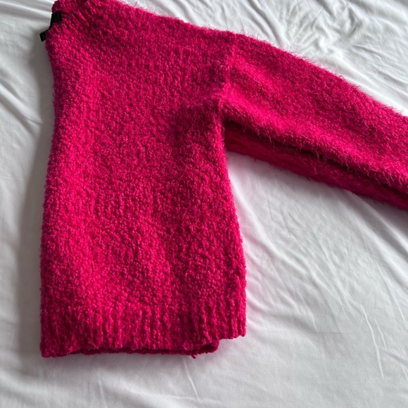Fuchsia sweater size small - Picture 4 of 4